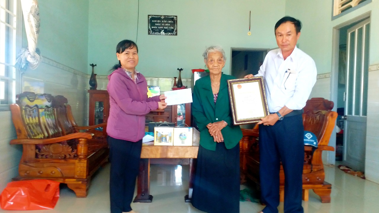 Thị trấn Ea Pốk thăm, chúc thọ người cao tuổi tròn 90 tuổi nhân ngày Người Cao Tuổi Việt Nam 06/06